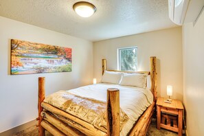 3 bedrooms, iron/ironing board, bed sheets - Charming Donnelly Home - 1 Mi to Lake Cascade! (Donnelly)