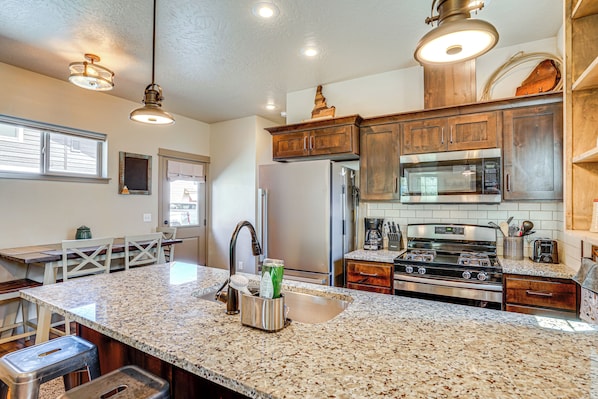 Microwave, oven, stovetop, dishwasher - Charming Donnelly Home - 1 Mi to Lake Cascade! (Donnelly)