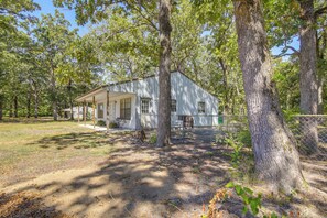 House (2 Bedrooms) | Interior - 5 Mi to Sardis Lake: Pet-friendly Cabin Rental (Sardis)