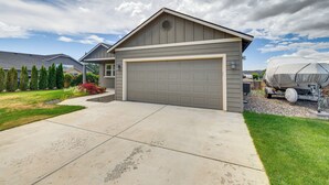 Unclassified image, 2 of 25, button - West Richland Home w/ Large Yard: Near Wineries! (West Richland)