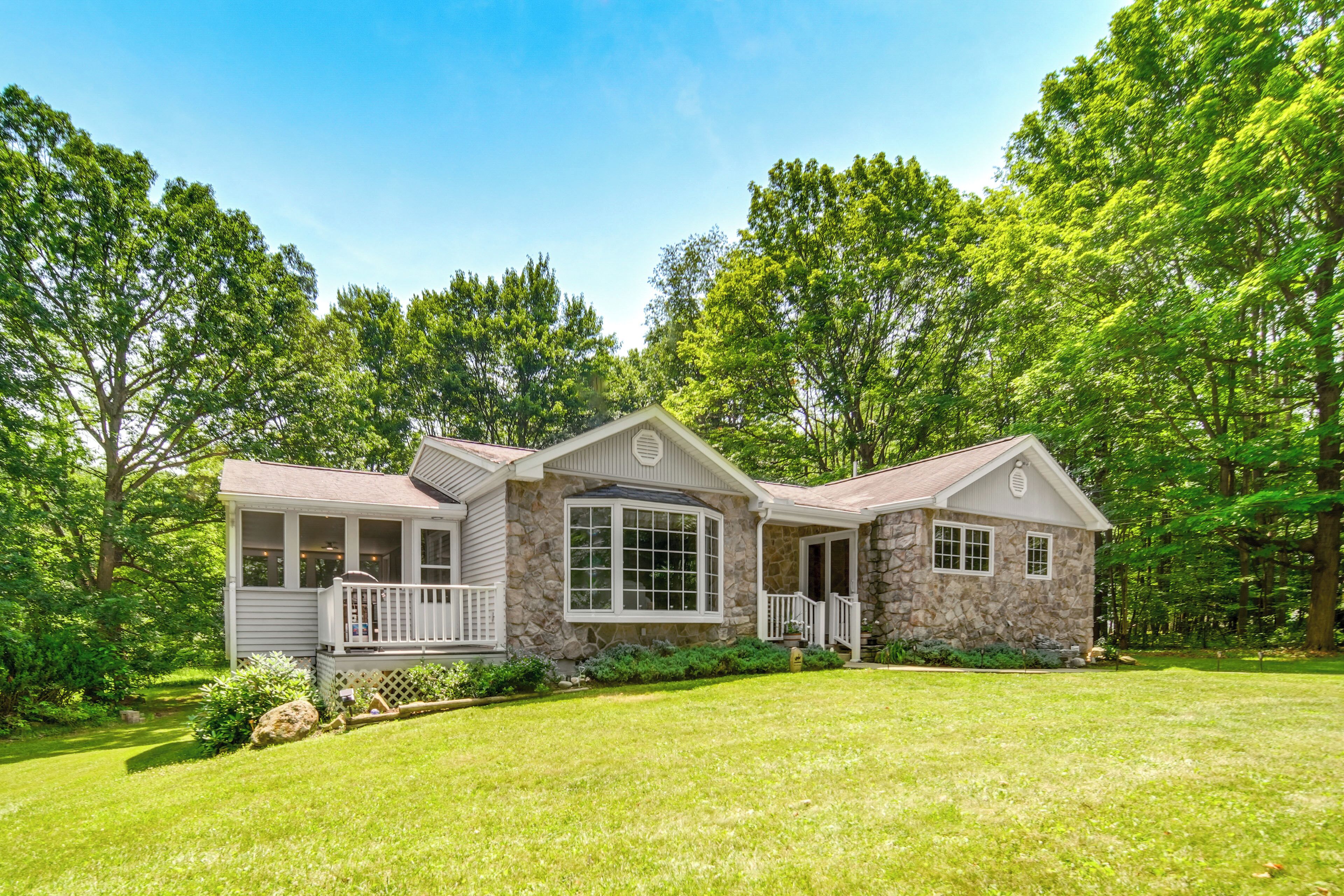 House (3 Bedrooms) | Exterior