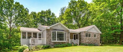 House (3 Bedrooms) | Exterior