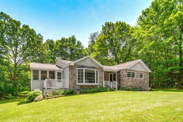 House (3 Bedrooms) | Exterior