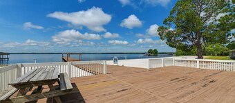 Family-friendly Harrells Home w/ Fire Pit + Kayaks
