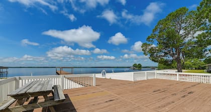 Family-friendly Harrells Home w/ Fire Pit + Kayaks