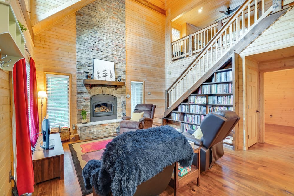 Crawford Cottage w/ Fireplace & Mountain Views! - Overton County, TN