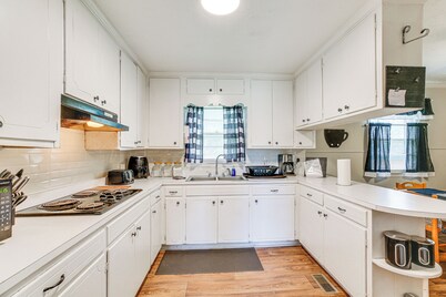 Cozy Mullins Retreat w/ Backyard & Covered Porch!