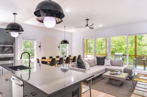 Sleek Tennessee Retreat: 2 Mi to Center Hill Lake!