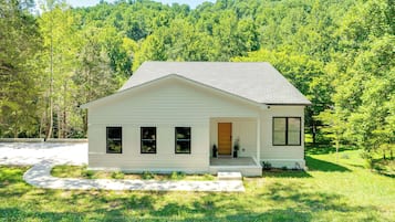 House (4 Bedrooms) | Front of property