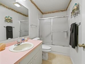 Shower, hair dryer, towels - Charming 2/2 Ranch in Orange Blossom Gardens: Relax, Explore, and Enjoy! (The Villages)