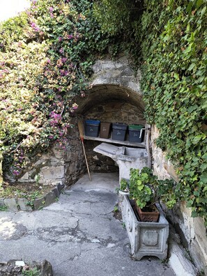A stone archway with bins and a broom leaning against it. - Sea view, trekking, detached house with private garden  (Alassio)