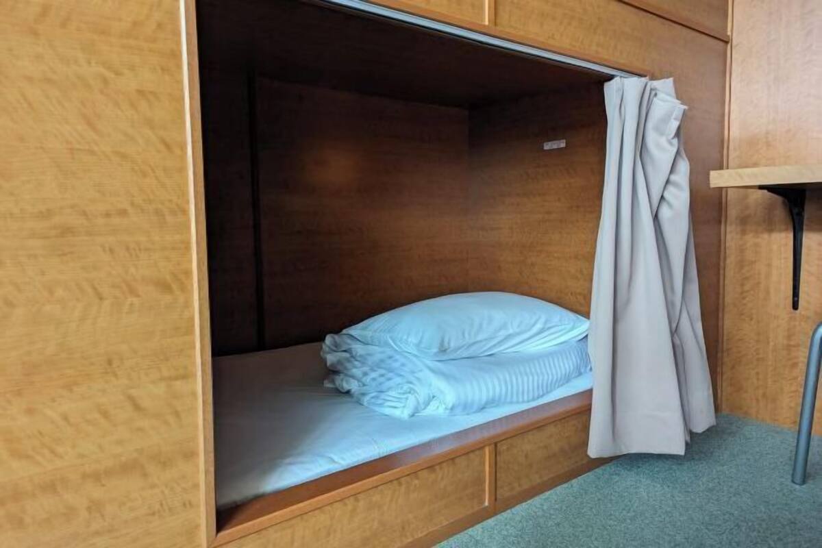 WiFi (free), bed sheets