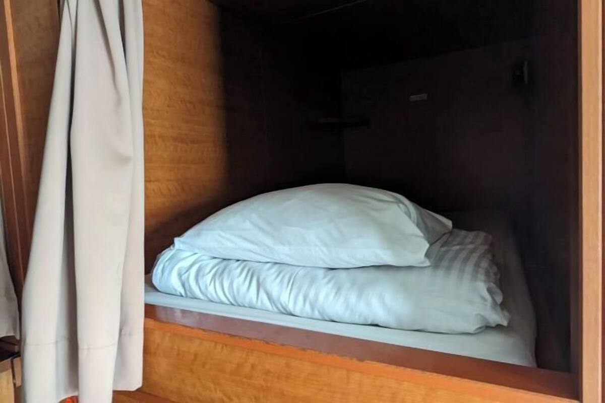 WiFi (free), bed sheets