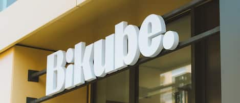 Un edificio con un letrero que dice "Bikube".