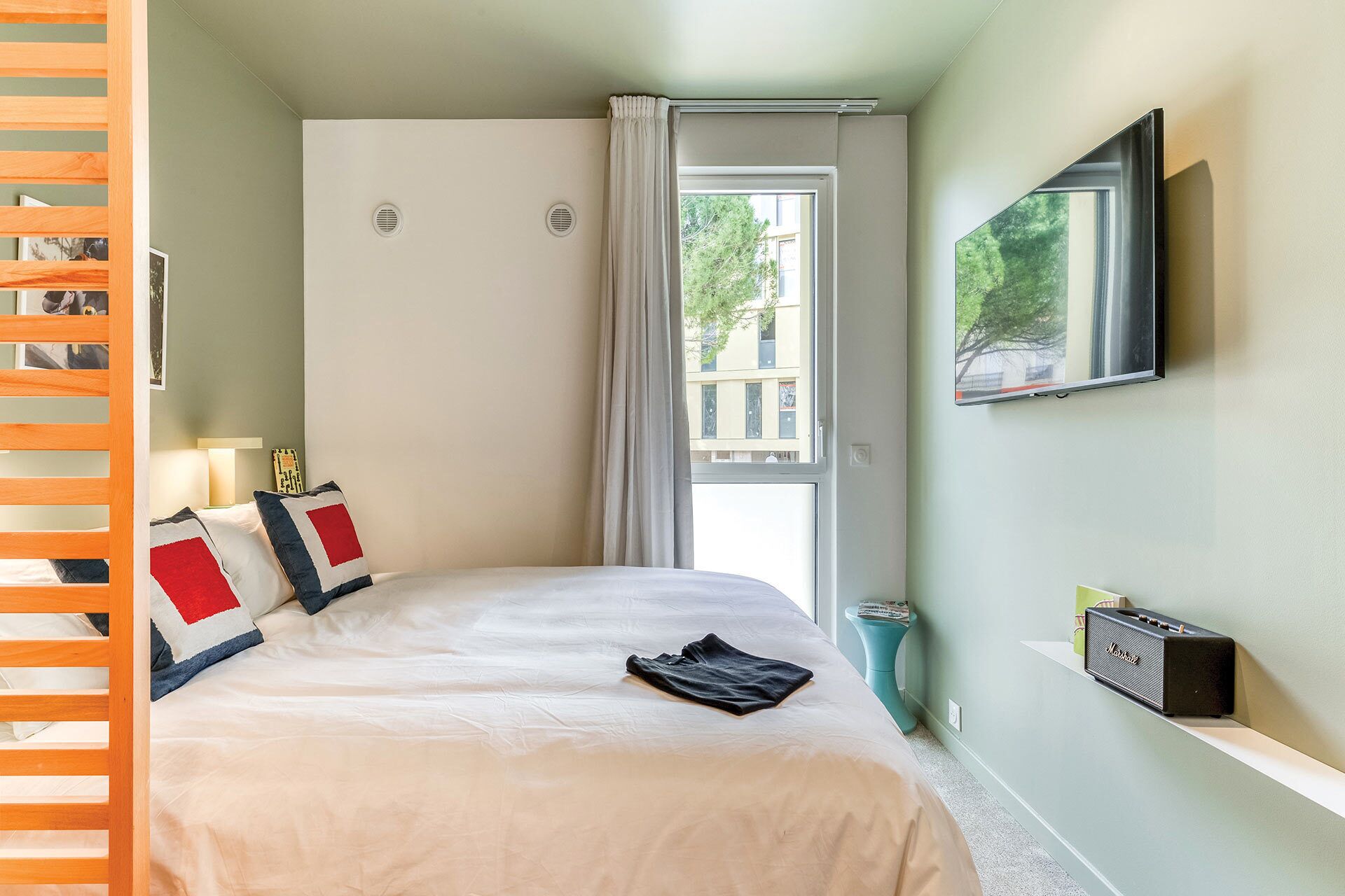 เครื่องนอนระดับพรีเมียม, เตียงพร้อมฟูกเสริมที่นอน