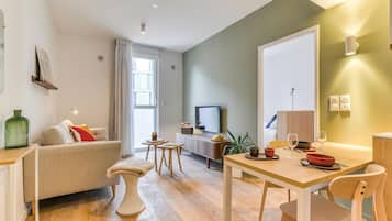 Familien-Suite | Wohnbereich | 40-Zoll-Smart-TV mit Digitalempfang, Netflix, Kinderspielzeug