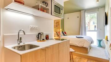 Een koelkast, een microgolfoven, een kookplaat, een waterkoker