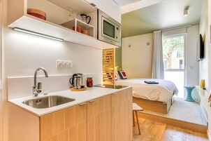 Refrigerador, microondas, placa de cocina, tetera/pava eléctrica