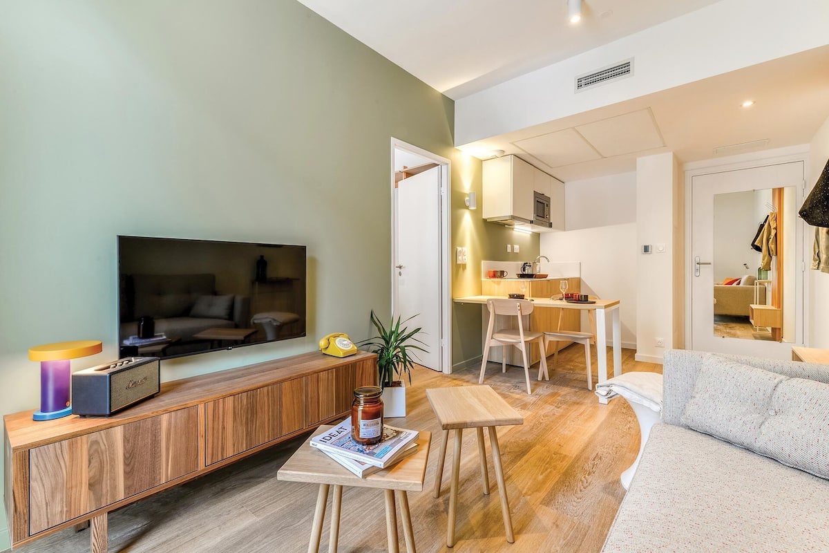 Familienapartment | Wohnbereich | 40-Zoll-Smart-TV mit Digitalempfang, Netflix, Kinderspielzeug