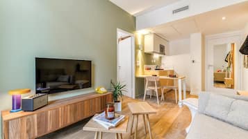 Familien-Suite | Wohnbereich | 40-Zoll-Smart-TV mit Digitalempfang, Netflix, Kinderspielzeug