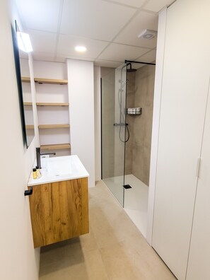 Een douche, een haardroger, handdoeken
