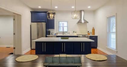 6-Guest Apt Steps to Journeyman & Downtown 3 Oaks!