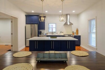6-Guest Apt Steps to Journeyman & Downtown 3 Oaks!