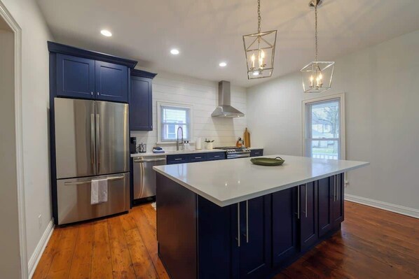 Fridge, microwave, oven, stovetop - 6-Guest Apt Steps to Journeyman & Downtown 3 Oaks! (Three Oaks)