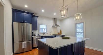 6-Guest Apt Steps to Journeyman & Downtown 3 Oaks!