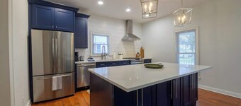 6-Guest Apt Steps to Journeyman & Downtown 3 Oaks!