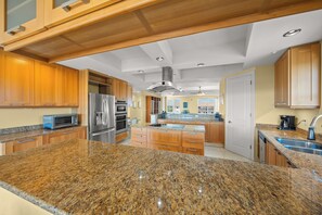 Fridge, microwave, oven, stovetop - Waterfront with Private Rooftop Deck! - Fire-Sky Penthouse (Siesta Key)