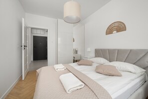 1 bedroom, desk, laptop workspace, iron/ironing board - Latte Apartament Parking by Renters (Wroclaw)