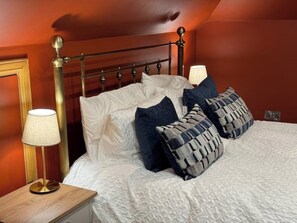 1 dormitorio, tabla de planchar con plancha, wifi y ropa de cama