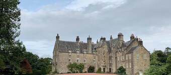 Beautiful Scottish mews with hot tub