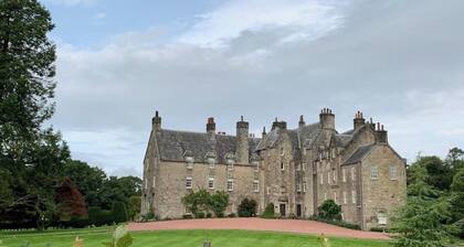 Beautiful Scottish mews with hot tub