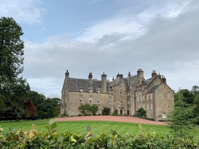 Beautiful Scottish mews with hot tub