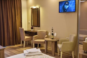 デラックス アパートメント ラナイ | セーフティボックス (室内)、デスク、ノートパソコン用作業スペース、防音設備