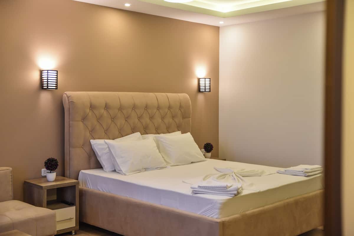 1 Schlafzimmer, Zimmersafe, Schreibtisch, laptopgeeigneter Arbeitsplatz