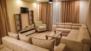 Departamento Deluxe, lanai | Área de sala de estar | Televisión de plasma de 30 pulgadas con canales por cable