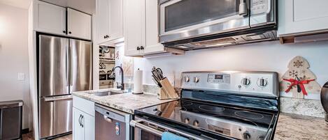 ثلاجة، ميكروويف، فرن، موقد طهي مسطح