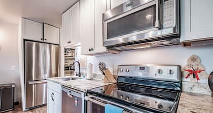 One bedroom Cascades A-20, beautifully updated sleeps 8