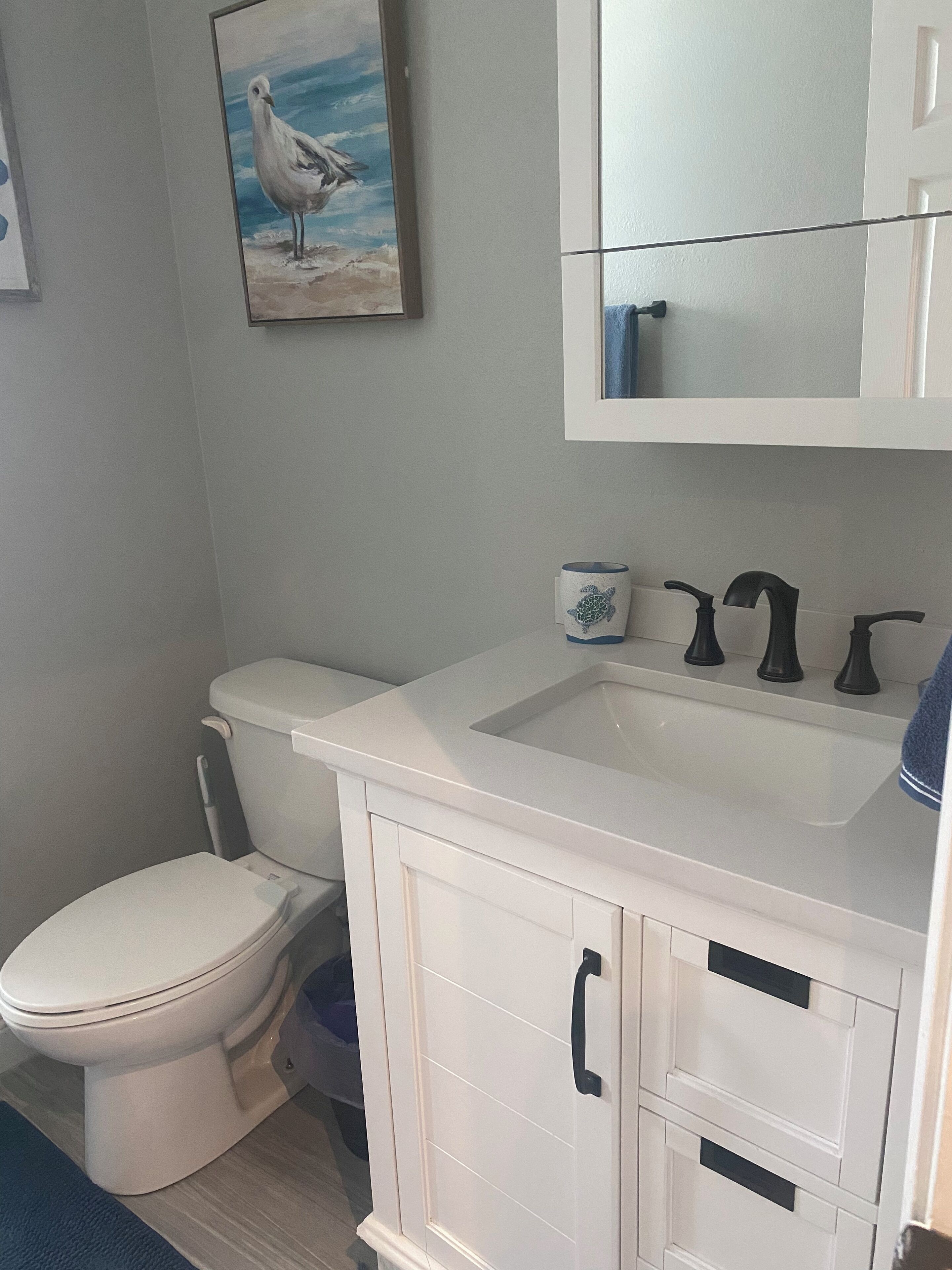 Douche, serviettes fournies, savon, papier de toilette