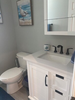 Dusj, håndklær, såpe og toalettpapir