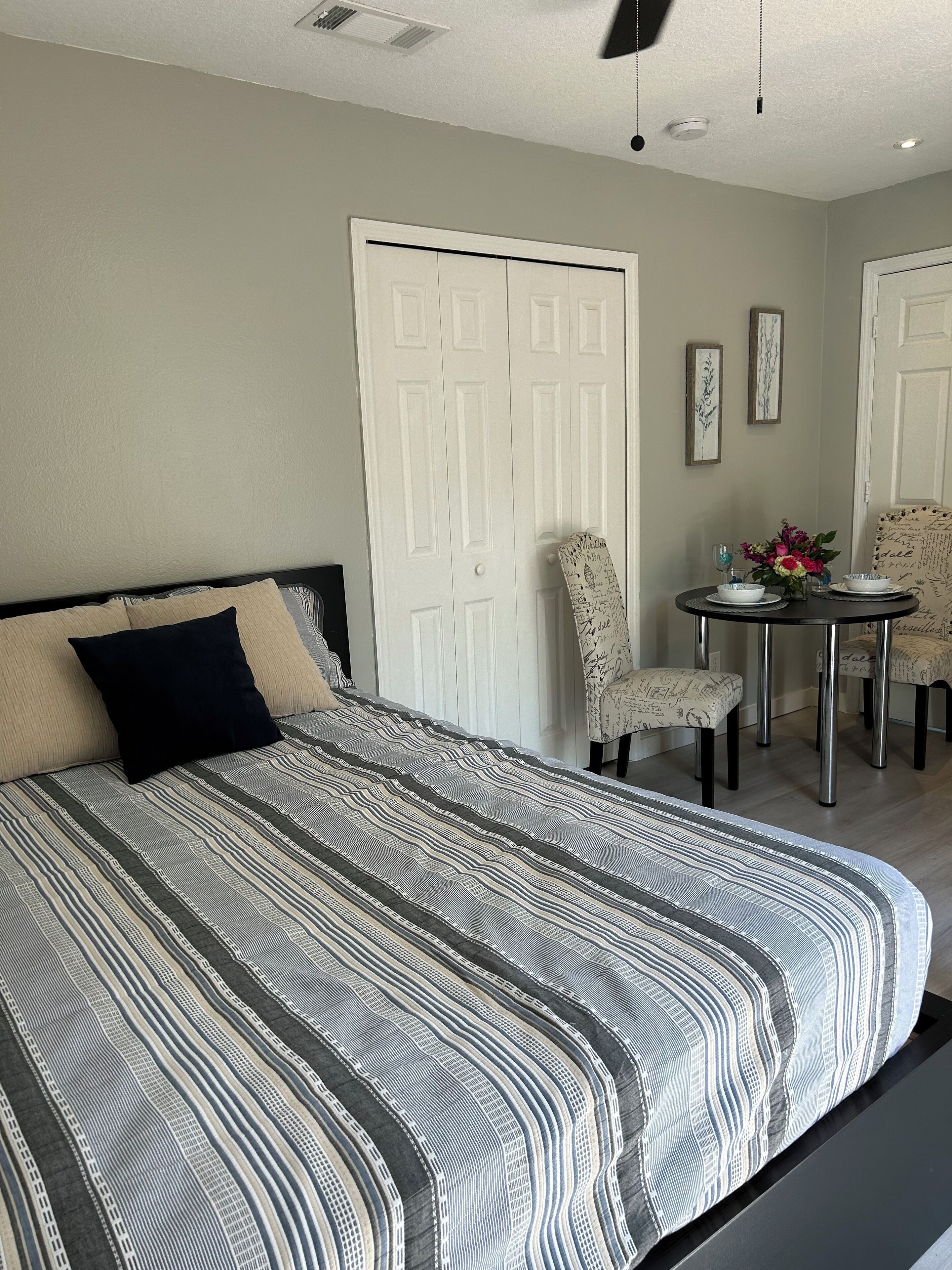 1 chambre, fer et planche à repasser, accès au Wi-Fi (inclus)