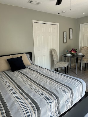 1 soverom, strykejern/-brett, wi-fi (inkludert) og sengetøy