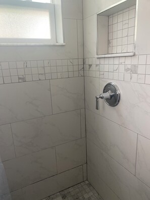 Dusch, handdukar, tvål och toalettpapper