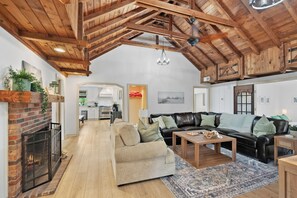 Smart TV - 4BR, Dog Friendly, Fenced Yard and Walking Distance to Beach w/ Beach Supplies (St. Augustine)