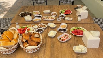 Free daily cooked-to-order breakfast