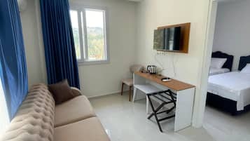 Classic Twin Room | Desk, laptop workspace, free WiFi