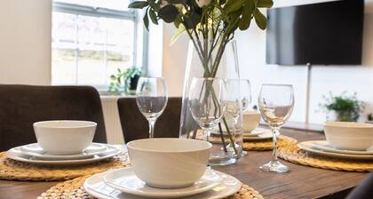 Cosy Central 2 Bedroom Flat - Near Beach & Shops!